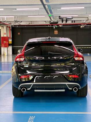 VOLVO V40 2.0 T5 R-DESIGN GASOLINA 4P AUTOMÁTICO
